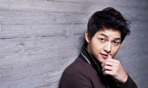 Song Joong Ki đang được nhiều khán giả nhắc đến nhờ vai nam chính trong bộ phim truyền hình ăn khách  "Hậu duệ của mặt trời". Bắt đầu sự nghiệp khá muộn (23 tuổi) nhưng mỗi vai diễn Song Joong Ki đều để lại nhiều dấu ấn trong lòng khán giả.